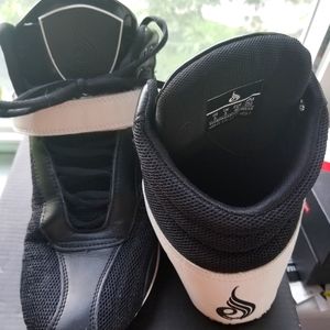 Ryder Wear Raptors black and white sneakers